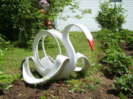 Beautiful decor for your garden - a swan from a car tire!