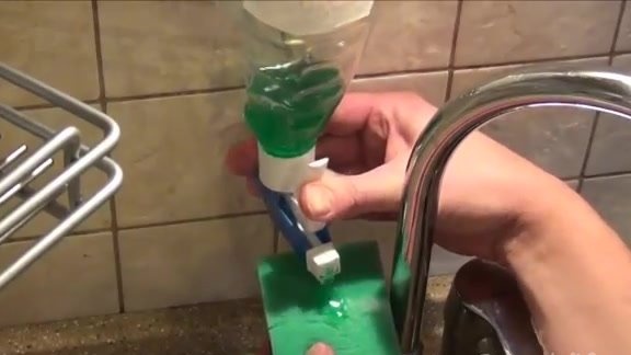 Hoe maak je een dispenser voor vloeibare zeep?