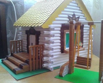 Casa de fusta feta de paper ordinari