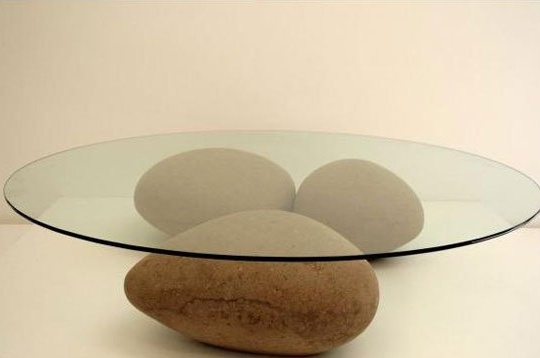 Originalus „pasidaryk pats“ kavos staliukas, pagamintas iš stiklo ir kartono akmenukų