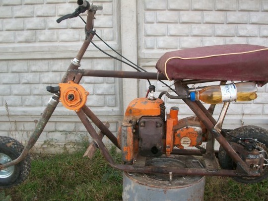 Mini motorower z uralu z piłą łańcuchową