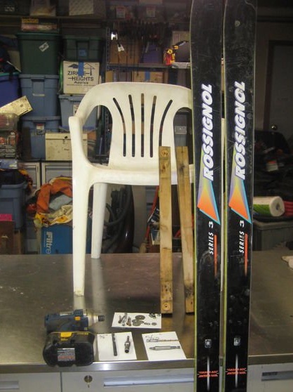 Домашни шейни, изработени от пластмасов стол и ски