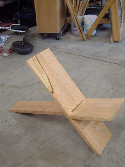 Zelfgemaakte stoel van twee planken