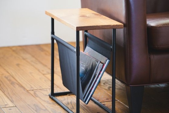 Boční stolek pro časopisy