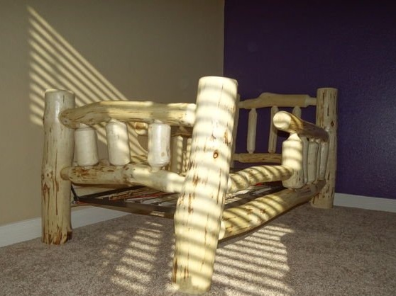 Dřevěná postel pro kojence