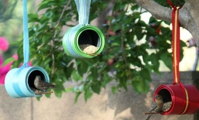 Tin cans bird feeder