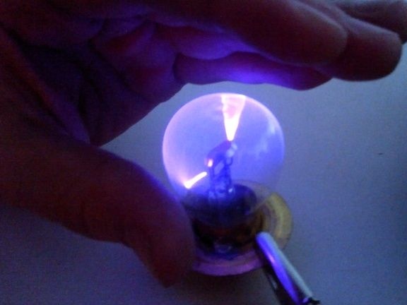 DIY plasma na bola mula sa isang ilaw na bombilya