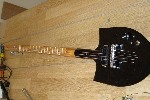 Необичайна DIY електрическа китара