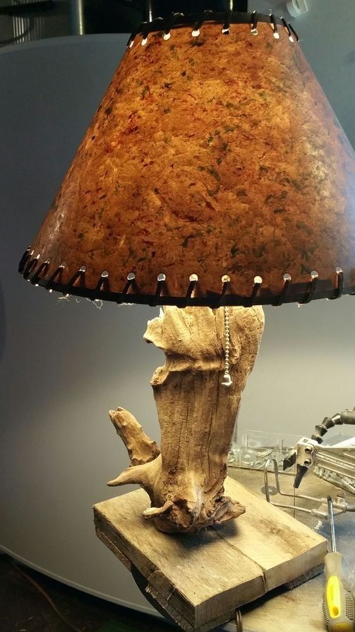 Lampa dekoracyjna wykonana z drewna iglastego