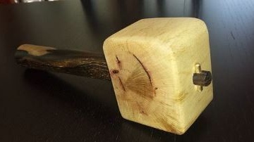 Zelfgemaakte houten hamer
