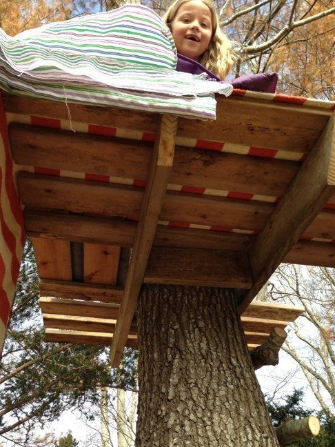 מרפסת עץ DIY על העץ