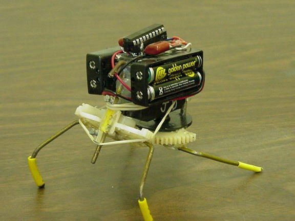 Hoe maak je een lopende robot met je eigen handen