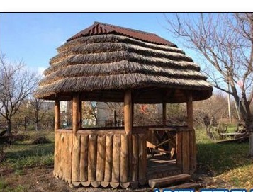 Costruiamo un gazebo da un tronco rotondo con un tetto a lamelle