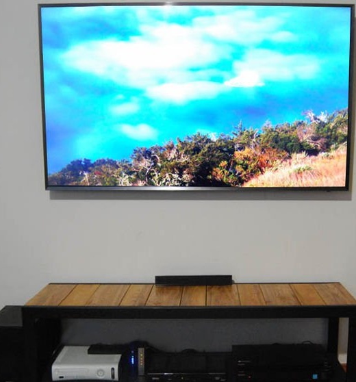 DIY τηλεόραση stand με ένα ράφι