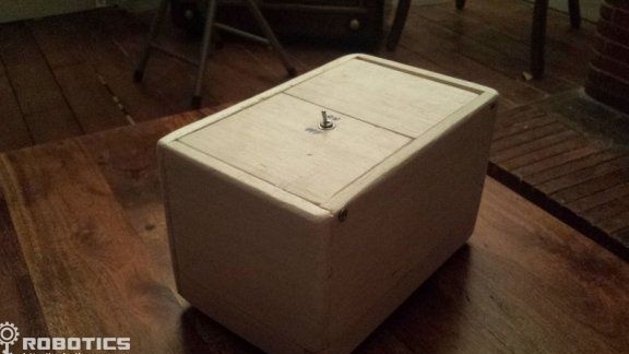 DIY Robot - eine fiktive Figur in einer Box