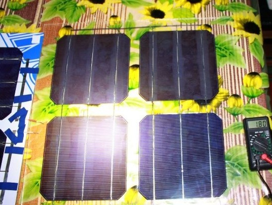 Přenosný solární panel na akrylovém skle