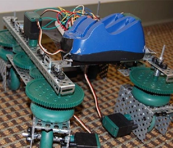 Autonominen robotti, jossa on automaattinen navigointi Arduinossa