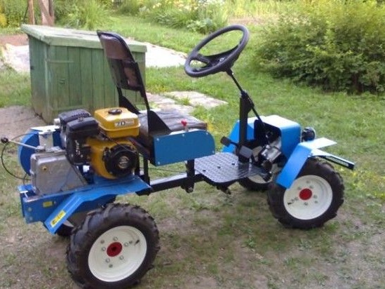 Minitraktor fra en walk-bak traktor