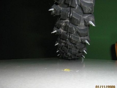 DIY kolo hřebíky pneumatik