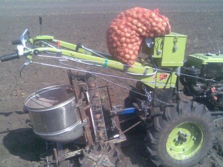 Mașină de plantat cartofi DIY