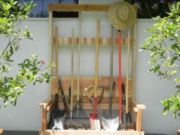 DIY zahradní stojan na nářadí