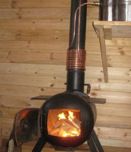 Házi készítésű kályha gázpalackos vízmelegítővel a házhoz