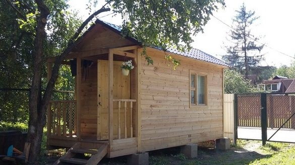 DIY koka vasaras viesu mājas celtniecība
