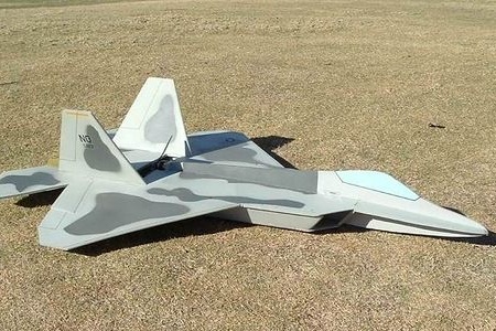 Chúng tôi tạo ra một mô hình bay của máy bay chiến đấu F-22 trên đài phát thanh