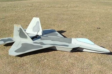 Készítünk egy rádión az F-22 vadászgép repülõ modelljét