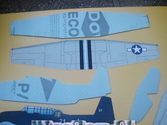 Изградете летящия модел на самолета P40-Warhawk
