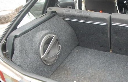 Mélysugárzó lopakodásának készítése egy autóban