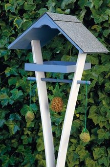 Karmnik dla ptaków wykonany z drewna