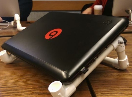 Supporto per tubo in PVC per laptop