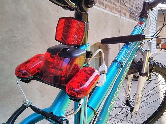 Realització de senyals de gir per a una bicicleta