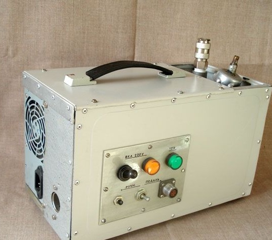 Prenosná pneumatická stanica pre vzduchovú kefu v puzdre z jednotky počítačového systému