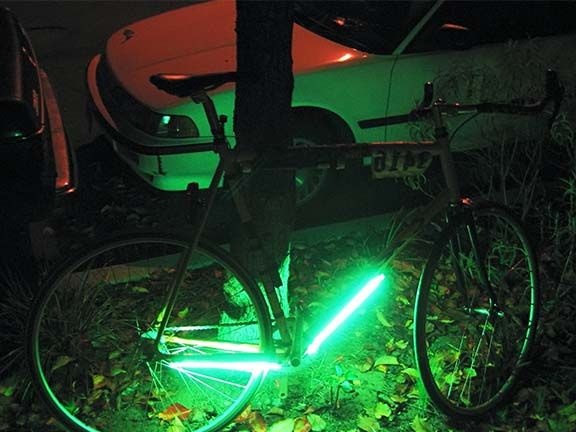 Ang pag-iilaw ng isang frame ng bisikleta sa pamamagitan ng mga fluorescent lamp