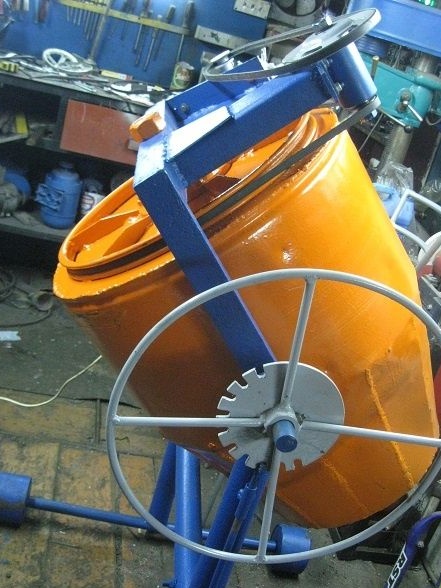 DIY kongkreto na panghalo mula sa isang 200 litro bariles