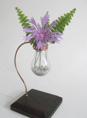 Vază în miniatura sau ghiveci de flori dintr-o lampă incandescentă