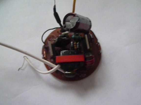 Free home-made driver for powering LEDs from an electronic converter of energy-saving lamps