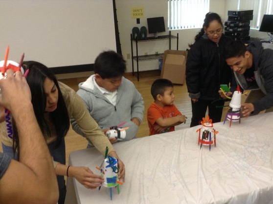 Çocuklar ve yetişkinler için ArtBots robotu