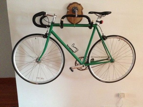Pemegang basikal dipasang di dinding