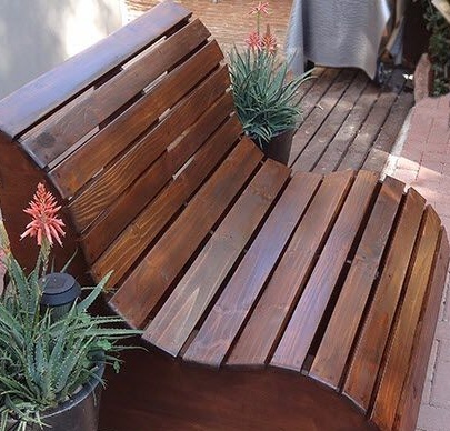 Nezvyčajná záhradná lavica pre domácich majstrov