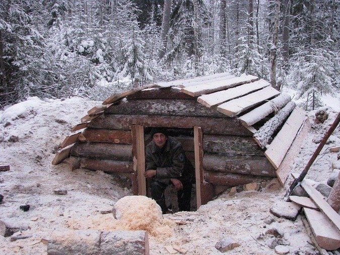 Membina rumah musim sejuk dalam masa 20 hari di hutan bersalji