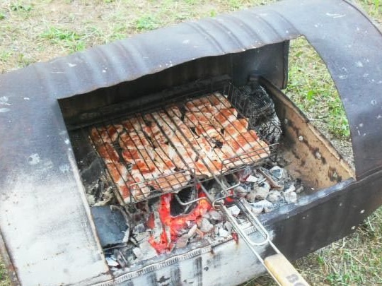 Nieuwe barbecue uit een oud vat