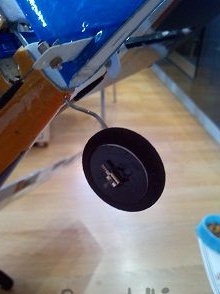 Zelfgemaakte wielen en chassis voor vliegtuigmodellen