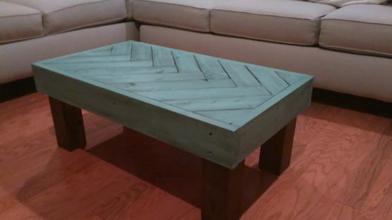 Overgebleven houten salontafel