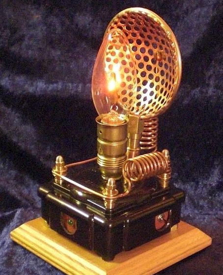 DIY-flimrande gör-det-själv steampunk-batteridriven lampa