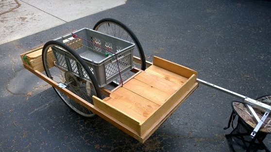 Reboque de bicicleta em madeira