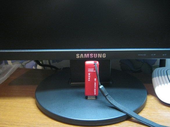 Do-it-yourself USB-connector pada pendirian monitor