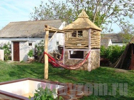 Casa per bambini fatta di tagli di legno